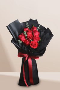 ช่อดอกไม้วาเลนไทน์กุหลาบแดงสด และยูคาลิปตัส จากร้าน A Flower Room