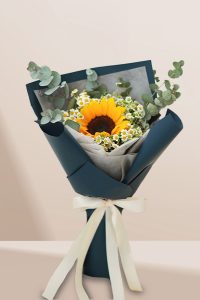 ช่อดอกไม้วาเลนไทน์จากดอกทานตะวัน เดซี่และยูคาลิปตัส จากร้าน A Flower Room